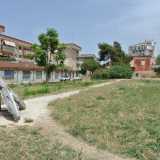 ...si ferma inevitabilmente ad ammirare tre grandi e strane opere adagiate sul campo incolto prospicente la storica Villa Giustiniani